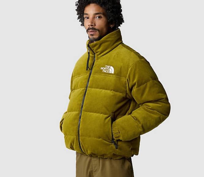 Por último, un plumífero reversible de la firma The North Face. Está inspirado en la chaqueta Nuptse de 1992 y es por un lado en color verde oliva efecto rib y, por el otro, granate con bolsillo en el pecho. Precio: 400 euros.