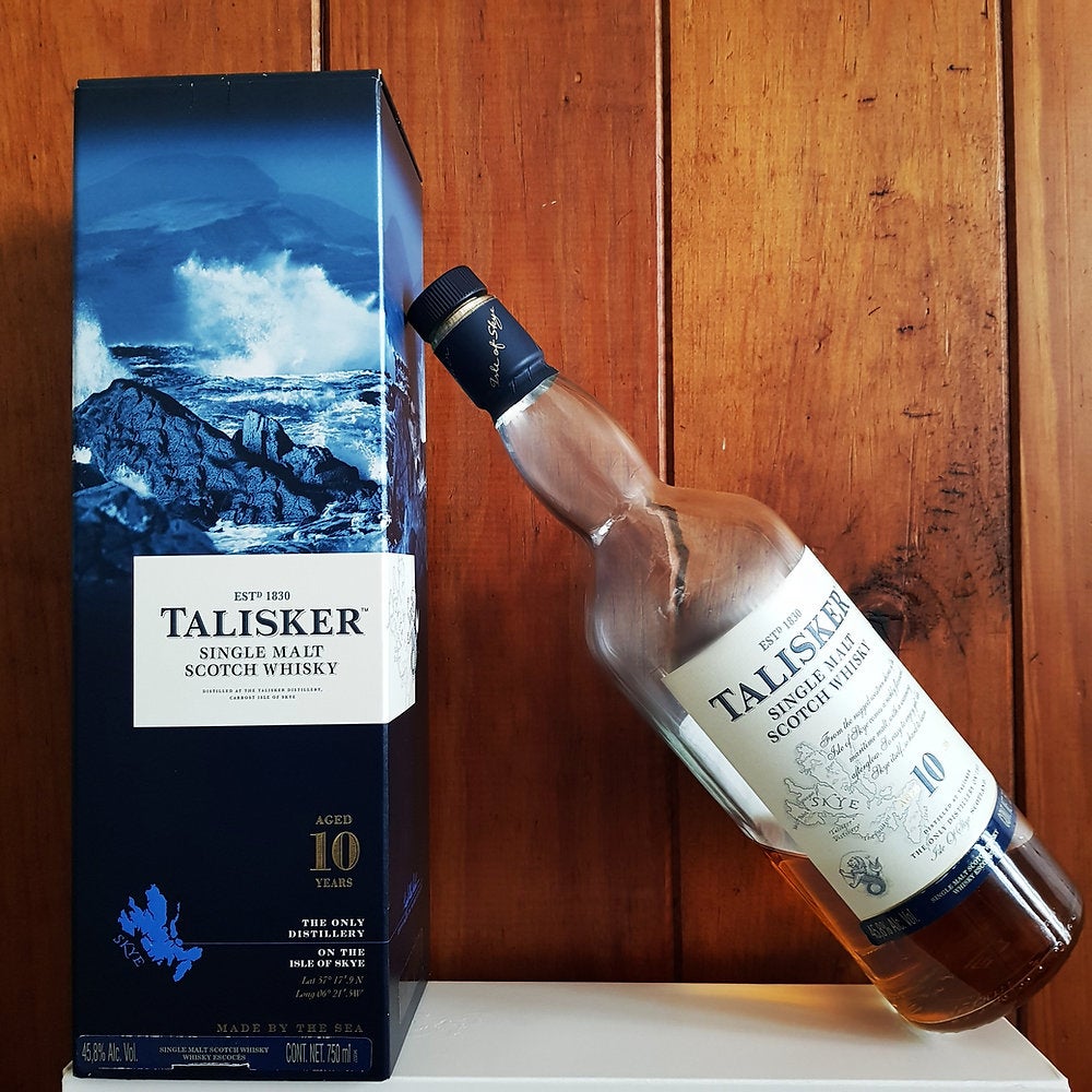 Talisker 10 es un clásico madurado en barricas de roble americano durante un mínimo de 10 años. Sus notas suaves y ahumadas recuerdan al mar que le da vida, con un toque ligeramente picante que deja una sensación cálida y reconfortante al final. Con un cuerpo completo y rico, se pueden descubrir en boca el ahumado, el dulzor de frutas secas, sabores fuertes de cebada de malta y una intensa oleada de pimienta en la parte posterior de la boca.  PVPR: 50€
