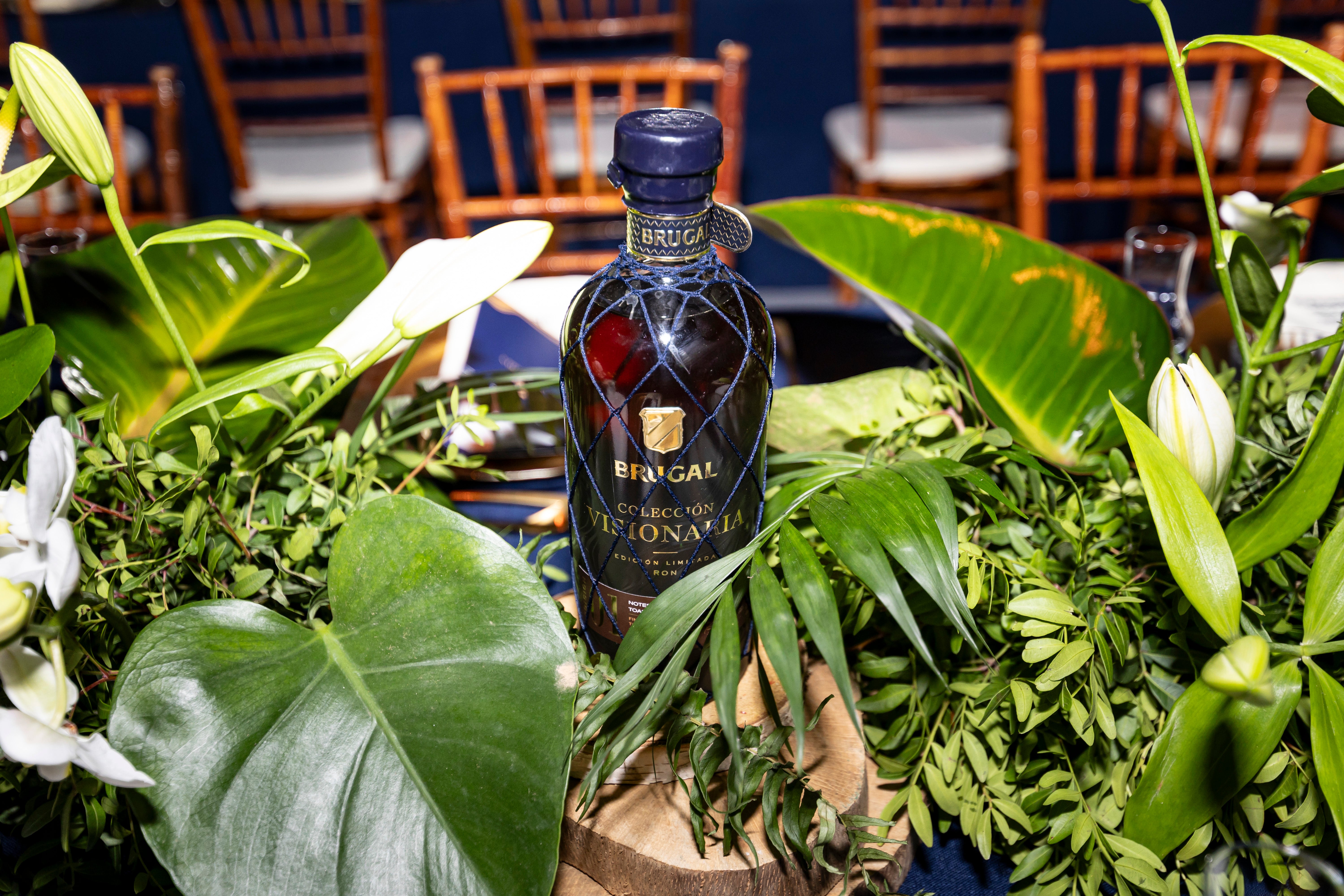 La particularidad del ron Brugal Colección Visionaria Edición 01 reside en la técnica empleada en su elaboración, pionera en el mundo del ron: el tostado de barrica aromática. Utilizando cacao 100% natural, para impregnar con su aroma la barrica y trasladarlo al líquido a través del tostado, obtiene un color ámbar profundo y radiante, presentando al olfato una delicada culminación de ricos aromas de chocolate caliente, roble tostado, especias y cítricos perfectamente equilibrados por suaves y delicadas notas de vainilla.  PVP: 90€