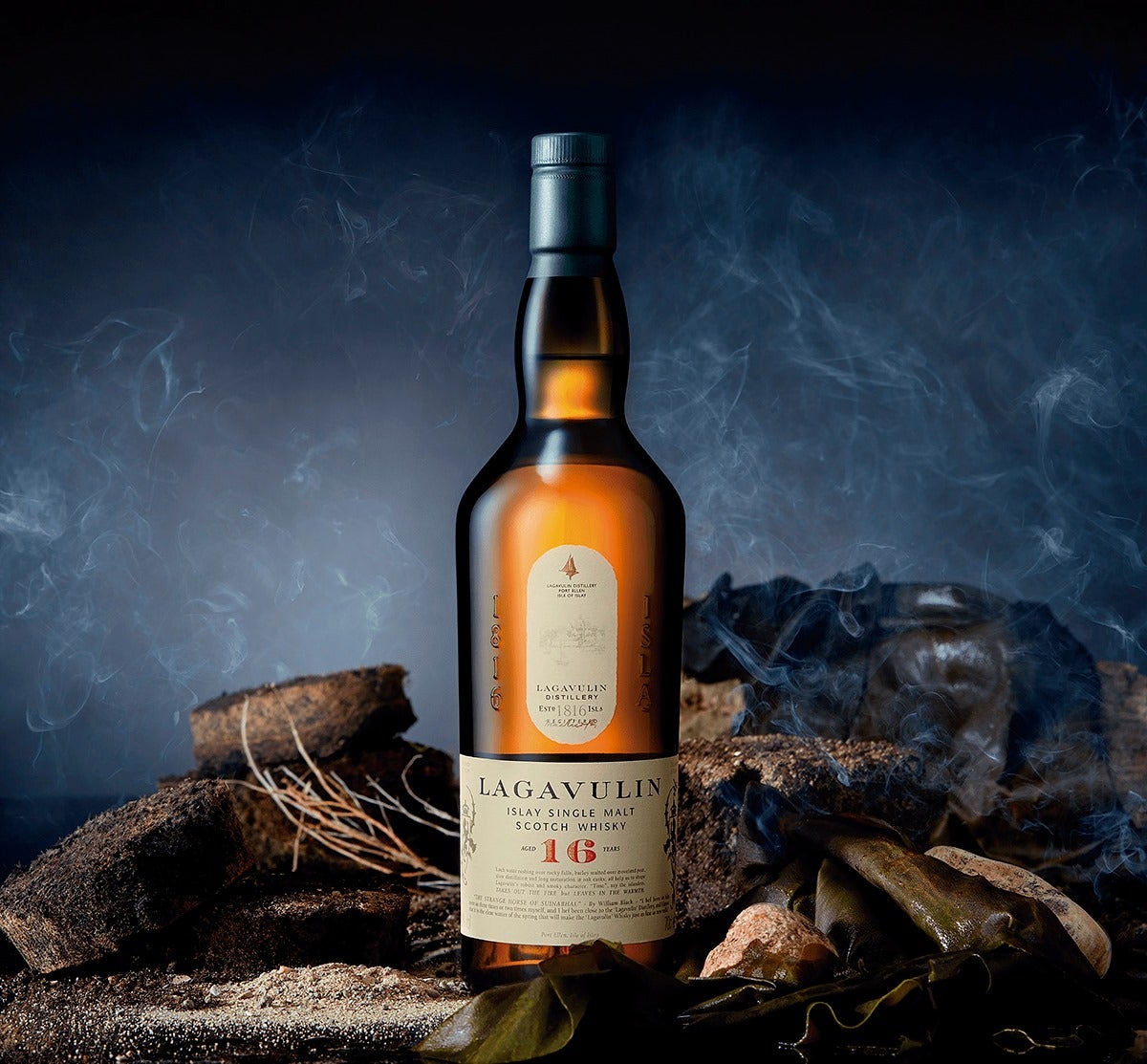 Whisky estandarte de los ahumados destilados en la isla escocesa de Islay, Lagavulin 16 años es un clásico con un intenso aroma a humo de turba, algas, sal y una profunda dulzura. En boca, ofrece un cuerpo rico y lleno con ahumado de turba suave pero persistente, seguido de notas de mar y sal con toques de madera. PVPR: 99,95€