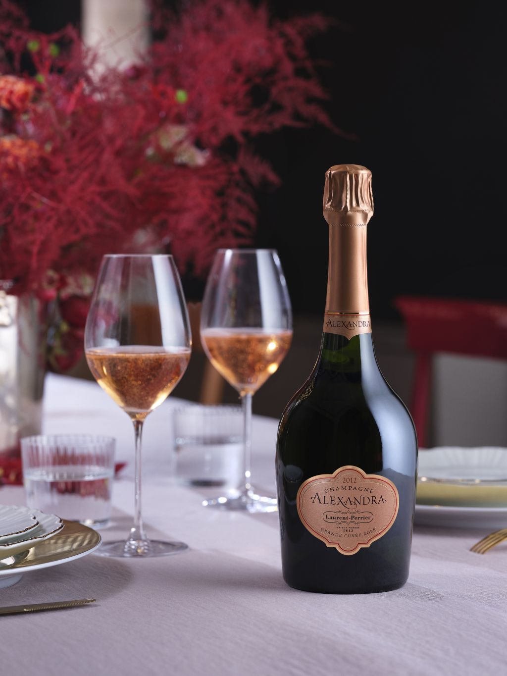 Alexandra Rosé 2012 de Laurent Perrier, una Cuvée de Prestige Rosé, procede de una rigurosa selección de las mejores parcelas, una armonía excepcional entre los Grands Crus de Pinot Noir y Chardonnay que alcanzaron la madurez al mismo tiempo. La añada 2012 ofrece un champán muy exclusivo con aromas de frutos rojos y naranja amarga. En definitiva, una opción fabulosa para despedir el año con glamour. PVPR: 390€