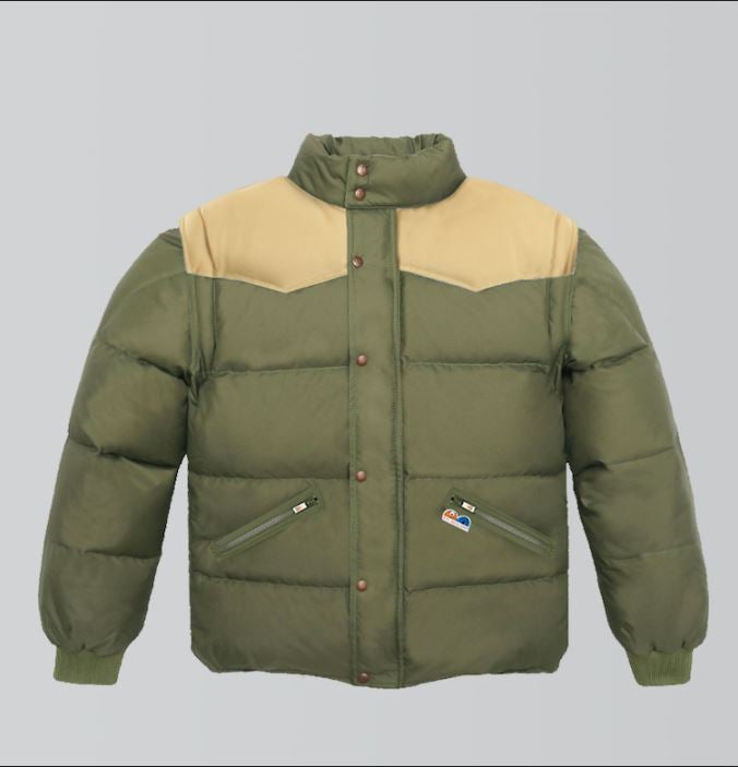 La mítica firma madrileña Pedro Gómez presenta para esta temporada una amplia variedad de abrigos canadienses de plumas unisex, elaborados de manera artesanal para respetar la esencia de la marca, y utilizando los materiales más innovadores y sostenibles disponibles en el mercado. Destaca entre sus propuestas el modelo Lodge Verde Nobuk Beige compuesto por diferentes tejidos, como la poliamida o la piel que conforma su canesú, otorgando a esta prenda la combinación perfecta entre resistencia y elegancia. Precio: 750 euros.