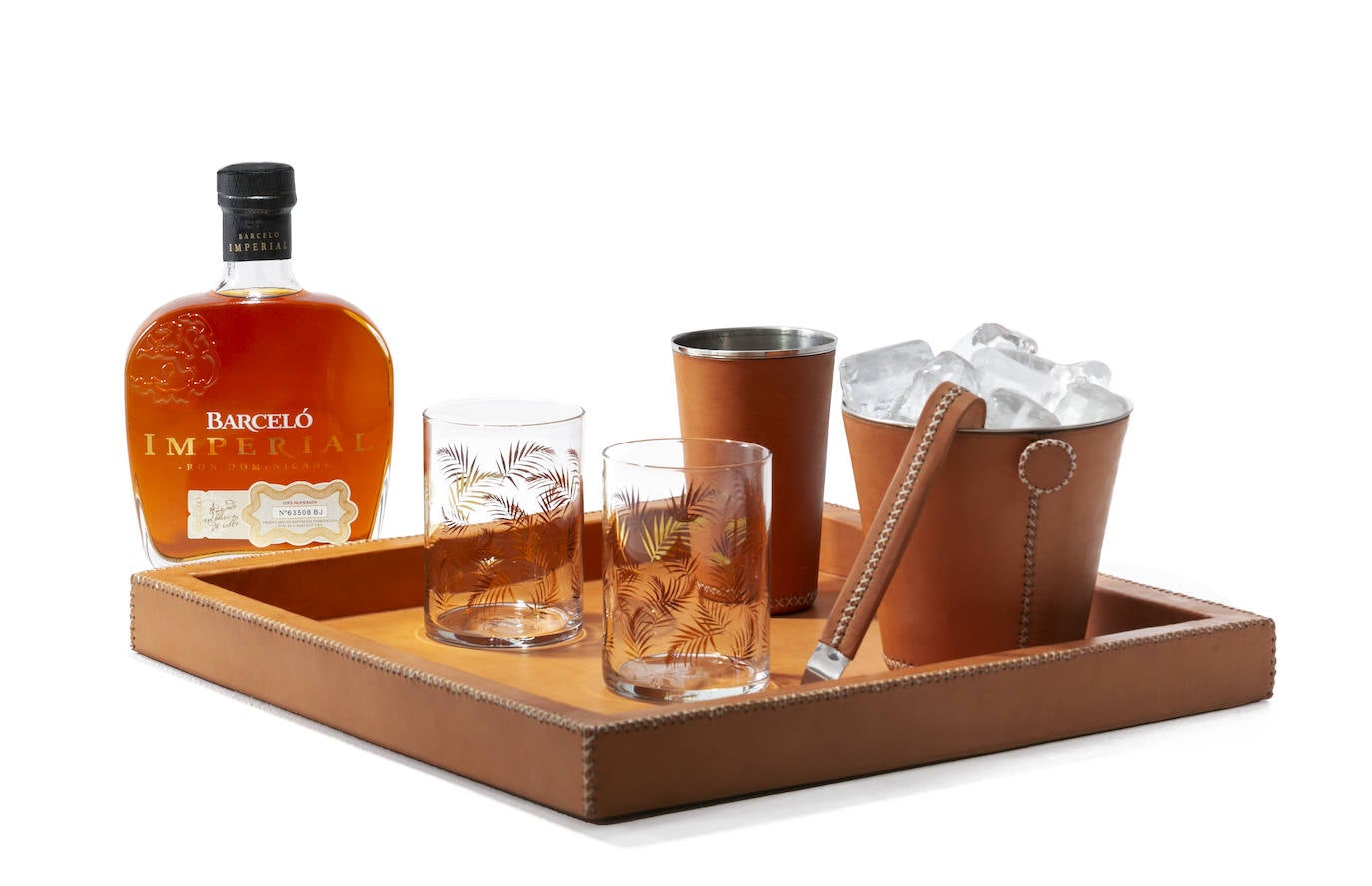 Ron Barceló Imperial te invita a celebrar esta Navidad con un exclusivo regalo diseñado en colaboración con la emblemática firma de artesanía Sol y Luna. Una propuesta elegante y sofisticada que consta de dos vasos de cristal tallados con motivos naturales; un vaso mezclador y una cubitera con pinzas elaborados a partir de metal y recubiertos de cuero; una bandeja elaborada también en cuero, y una botella de Ron Barceló Imperial, el ron premium de la firma dominicana. PVPR: 325 €. 