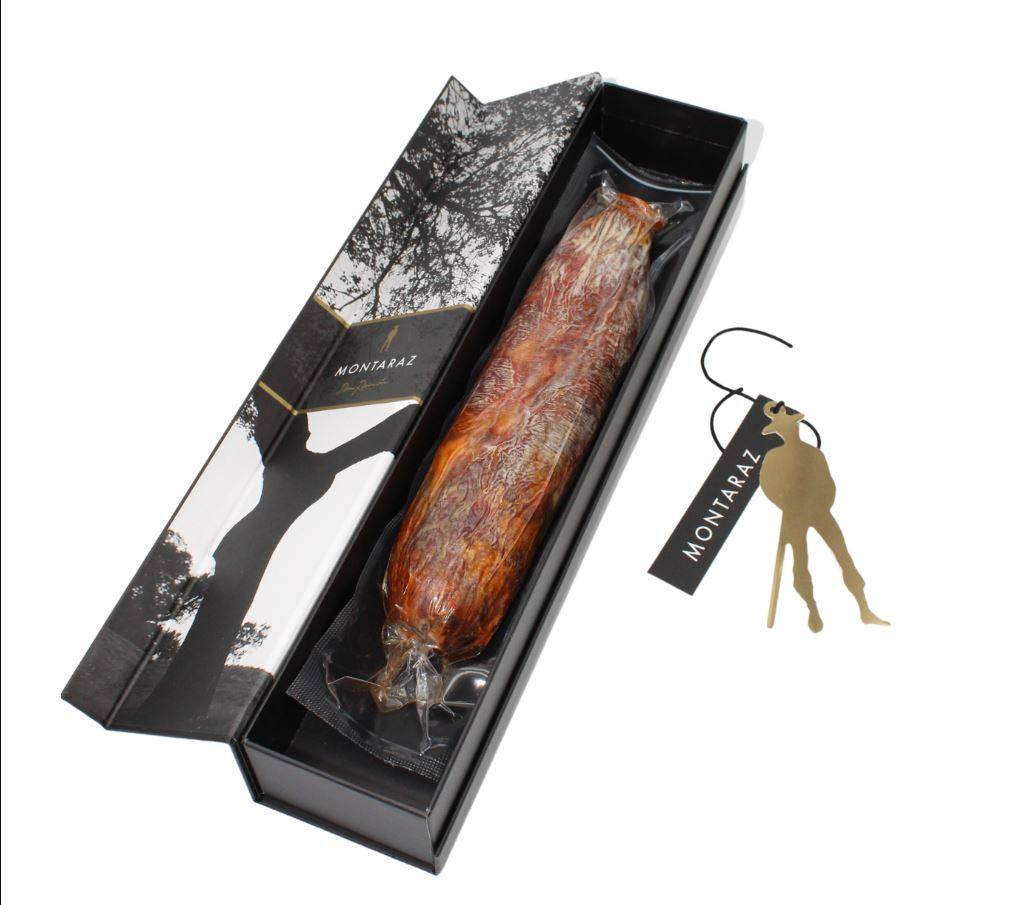 Fundada en 1890, Montaraz cuenta con sedes en Salamanca y Extremadura y sus propuestas de ibéricos para esta Navidad son otra gran opción de regalo. Más allá de sus famosos jamones, cuentan con una amplia gama de embutidos y loncheados entre las que encontramos por ejemplo su Lomito de Presa de Bellota 100% Ibérico Don Ramón. Una edición limitada a tan solo 1.000 unidades que presentan en una delicado estuche joya donde se explican las especiales cualidades de este producto y se certifica el número de unidades disponibles cada campaña. El precio oscila entre los 450-500 gr y su precio es de 85 euros.