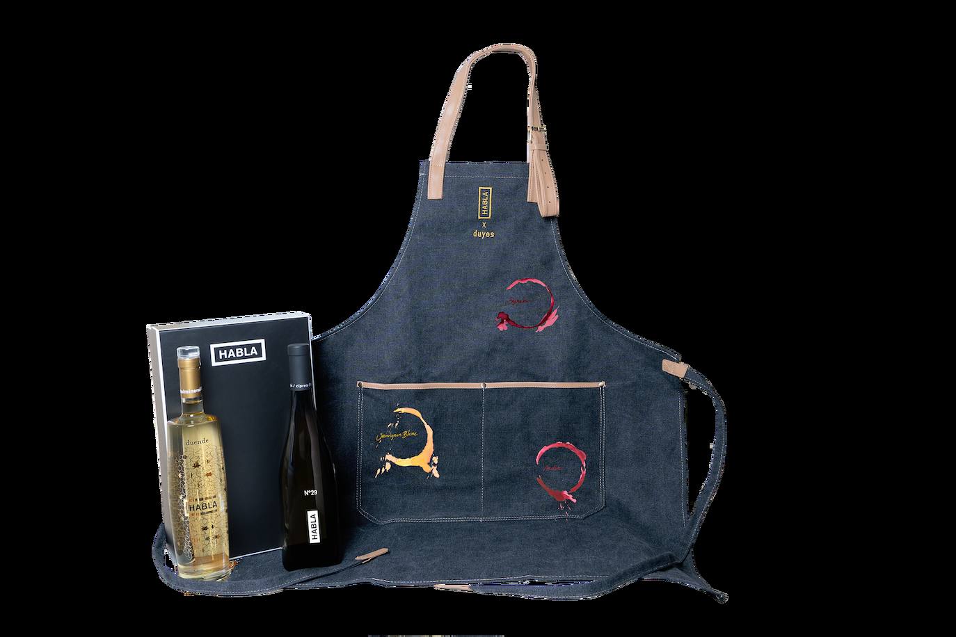 Las bodegas extremeñas Habla y el diseñador de moda Duyos se unen para lanzar una edición limitada que se convierte en el detalle perfecto para los amantes del vino y la moda. Inspirado en los valores del lujo silencioso el pack Habla x Duyos incluye un delantal diseñado para la ocasión junto a dos emblemas de la bodega como son Habla Duende y Habla Nº 29. El pack tiene un precio de 105€ y puede adquirirse en la tienda online y en su propio Showroom de Trujillo.