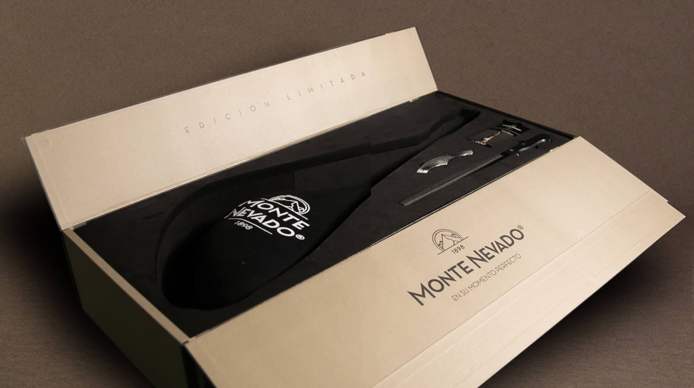 Monte Nevado ha querido celebrar por todo lo alto su 125 Aniversario  lanzando una exclusiva caja de degustación que reúne tres añadas históricas de Jamón de Bellota 100% Ibérico, cuidadosamente seleccionadas y cortadas a mano por los maestros jamoneros de la marca. Tres joyas de 2014, 2016 y 2018, las dos primeras, reconocidas en los Premios Alimentos de España. Además, como cada año, saca al mercado las mejores piezas de Jamón de Bellota 100% Ibérico de la montanera 2018-19 y presenta su Edición Limitada Añada 2019, un auténtico lujo para conquistar paladares exigentes que se encuentra a la venta en la web de la marca y cuyos precios sonde 98 euros para la Caja 3 Añadas Históricas y de 1.150 euros para la edición limitada.