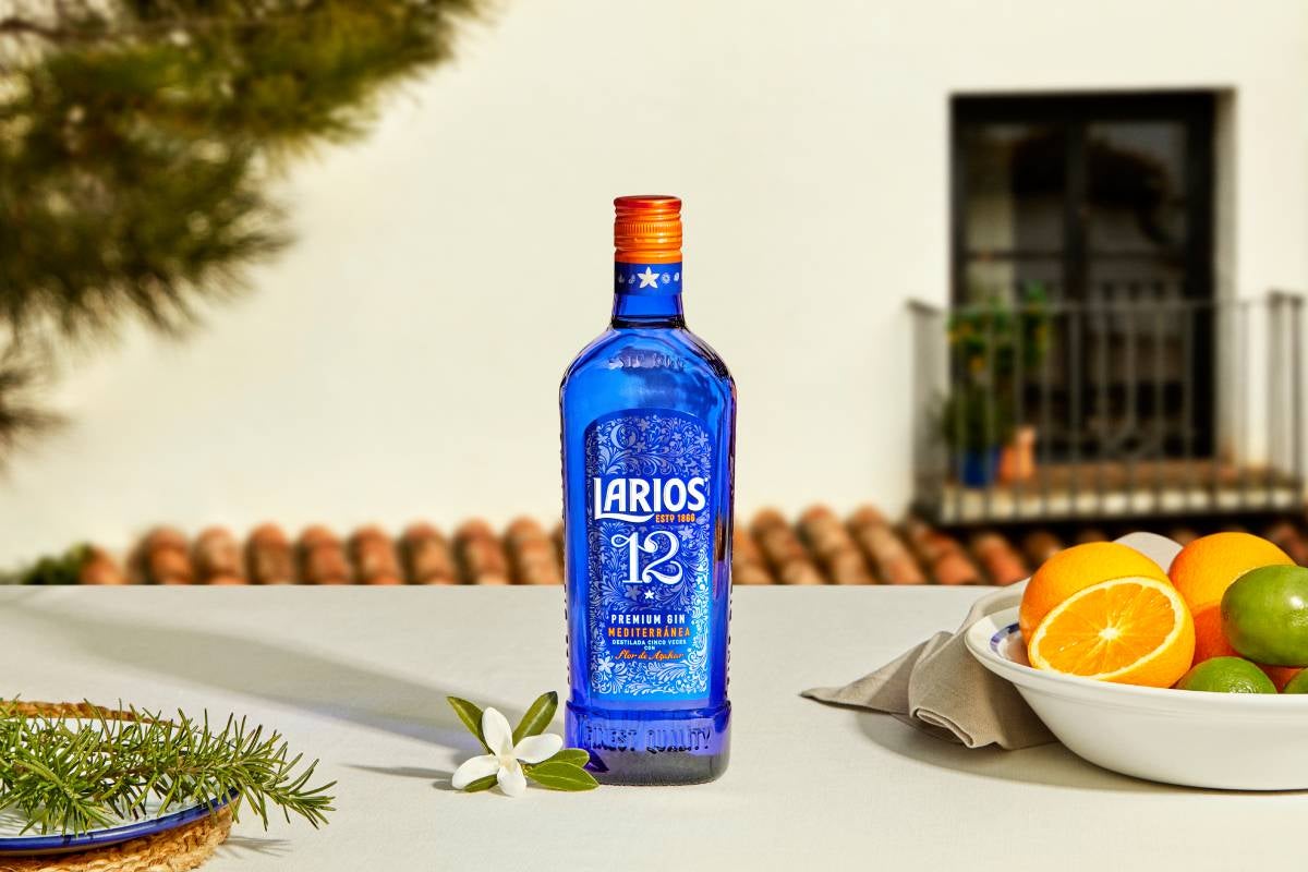 Estas Navidades Larios invita a saborear sin prisa los pequeños placeres y a celebrar la vida con arte. Para ello, nada mejor que brindar con una copa del sabor suave y refrescante de Larios 12 y disfrutar de la Buena Vida de manera relajada, siempre en buena compañía. PVPR: 15,75 €