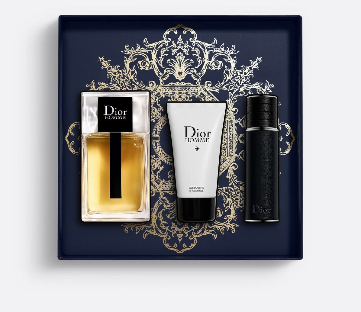 Cofre Dior Homme (132 euros). Este elegante cofre revela una rutina perfumada compuesta en torno a la fragancia Dior Homme Eau de Toilette (100 ml y vapo de 10 ml), un perfume con carácter que deja una huella sensual en torno a cálidas notas amaderadas acariciadas por acentos especiados. Además, incluye el gel de ducha de 50 ml.