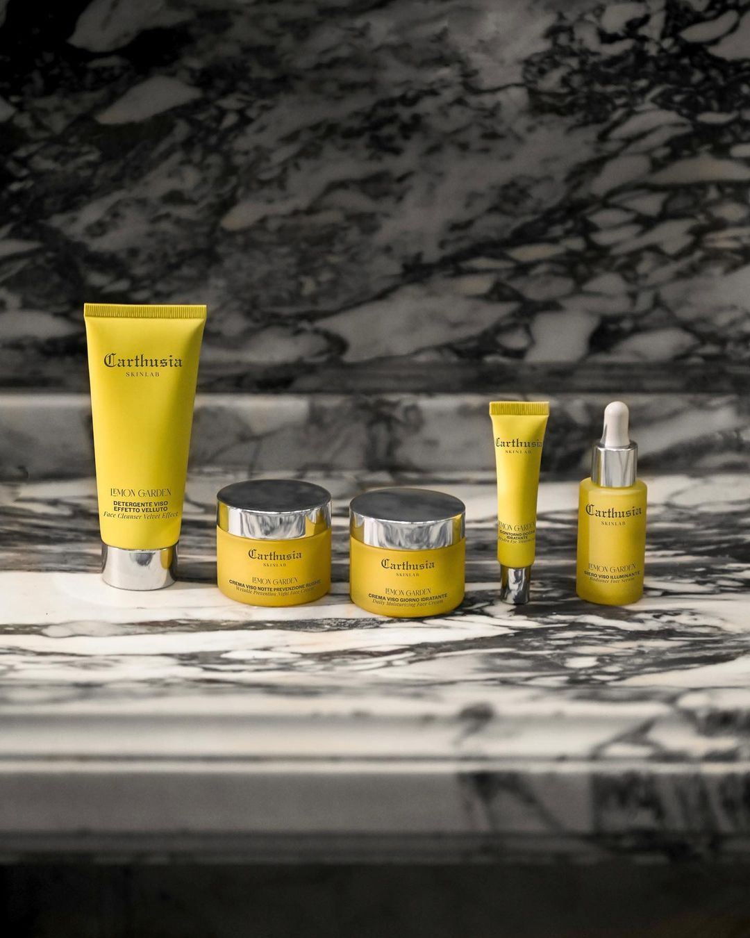 Colección Lemon Garden de SkinLab by Carthusia. La marca de perfumes nicho de Capri lanza su primera línea de cuidados faciales a base de limón de Sorrento. Incluye sérum iluminador (88 euros), crema hidratante de día (68 euros), crema de noche antiedad (78 euros), contorno de ojos (48 euros) y limpiador facial (38 euros).