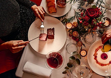 Imagen secundaria 1 - El hotel Four Seasons Madrid se ha convertido en todo un emblema de esta época en la capital