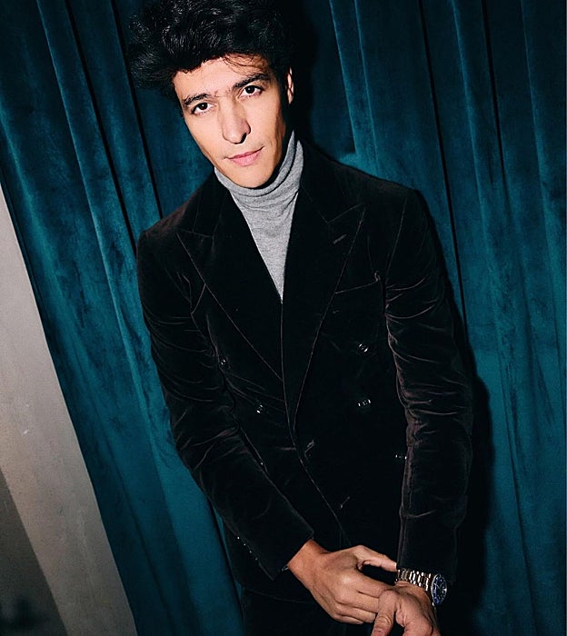 Nacho Yanes con traje de terciopelo