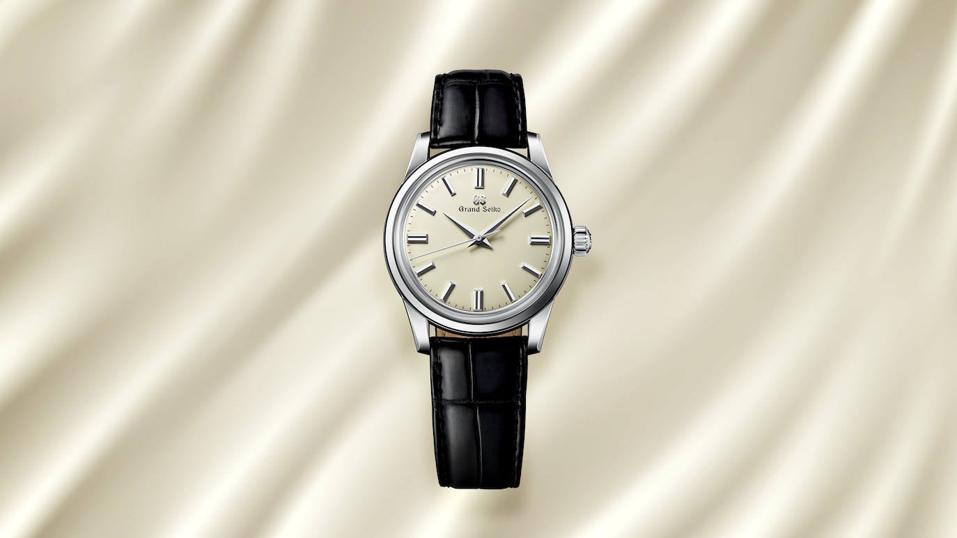 Es una de las últimas novedades en relojería de lujo. En 2001, la Colección Elegance de Grand Seiko dio la bienvenida a un icónico reloj de tres agujas de cuerda manual, haciendo gala de la calidad y la belleza atemporal. Con su estética armoniosa y sofisticada, este elegante reloj con una caja de 37,3 mm de diámetro se ha convertido en uno de los relojes preferidos por los amantes de Grand Seiko de todo el mundo. Hoy, 22 años después de su aparición, nace una versión actualizada de este apreciado reloj. Con una esfera de color marfil mate, únicamente adornada por el logo de la marca, cuenta con el calibre 9S64 de cuerda manual. Cuenta con cristal de Zafiro y llevará a las boutiques de España a partir de 2024. Su precio es de 5.100 euros.