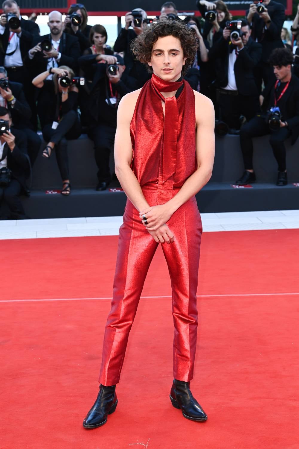 Si hubo un nombre propio que sonó en el Festival de Venecia fue el de Timothée Chalamet. El actor marcó un antes y un después sobre la alfombra roja con un diseño rojo de acabado metalizado que llevaba el sello de Haider Ackermann. Su top de escote halter que dejaba a la espalda al descubierto y sus pantalones ajustados quedarán para el recuerdo.