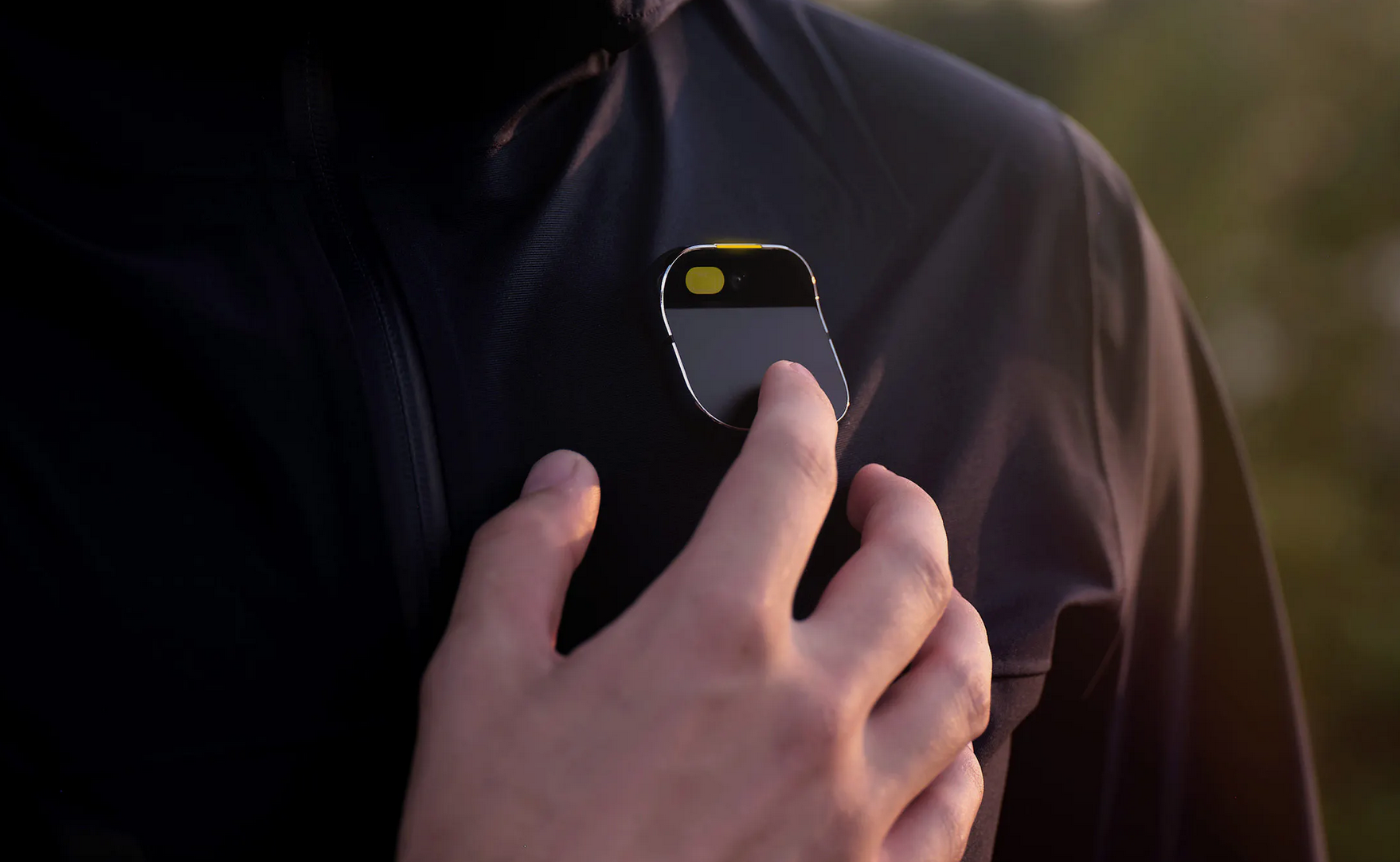 La startup Humane ha presentado el AI Pin, un dispositivo potenciado con Inteligencia Artificial que sirve como asistente personal con el que busca reemplazar los teléfonos móviles en la comunicación. Este gadget cuenta con un procesador Snapdragon personalizado, una cámara ultra gran angular RGB de 13 megapíxeles con diferentes sensores de movimiento y profundidad, altavoz personic, micrófono de 360 grados, proyector láser y control por voz, pero ¿y la pantalla? No tiene, el AI Pin se usa gracias a una red inalámbrica de la compañía creada sobre T-Mobile.  Aunque no se entregará hasta marzo de 2024 los pedidos ya están abiertos. Su precio es de 635 euros.