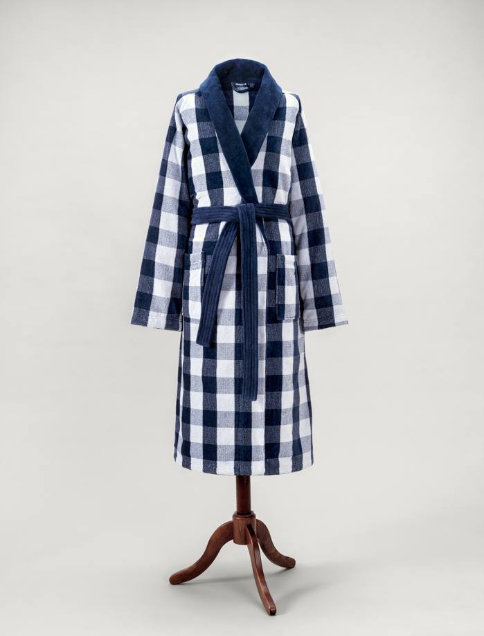 Para aquellos que buscan la elegancia y la comidad en cualquier momento del día, el albornoz de la marca de camas de lujo Hästens está hecho completamente de suave algodón de rizo grueso, una exclusiva prenda que envuelve el cuerpo en lujo y comodidad. La calidad excepcional del material garantiza una experiencia única, mientras que los icónicos cuadros azules añaden un toque de elegancia y estilo a la rutina diaria de cuidado personal. Una sensación reconfortante de este albornoz, diseñado para elevar la experiencia de relajación a un nivel superior. Precio: 625 euros