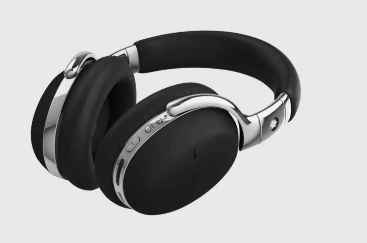 Con un diseño elegante y atemporal y elaborados con materiales prémium como piel suave y espuma viscoelástica que proporcionan comodidad durante todo el día, los auriculares MB 01 de Montblanc son un regalo perfecto para estas navidades. El sonido distintivo de este modelo, auténtico y enriquecido con una nitidez de alta resolución, es obra del ingeniero de sonido famoso en todo el mundo Axel Grell. Incluyen cancelación de ruido, sensores de proximidad –reproduce o pausa automáticamente el audio al ponerse o quitarse los auriculares– conectividad Bluetooth multipunto con alcance de 10 metros, y una potente batería que ofrece hasta 20 horas de reproducción. Precio: 600 euros.