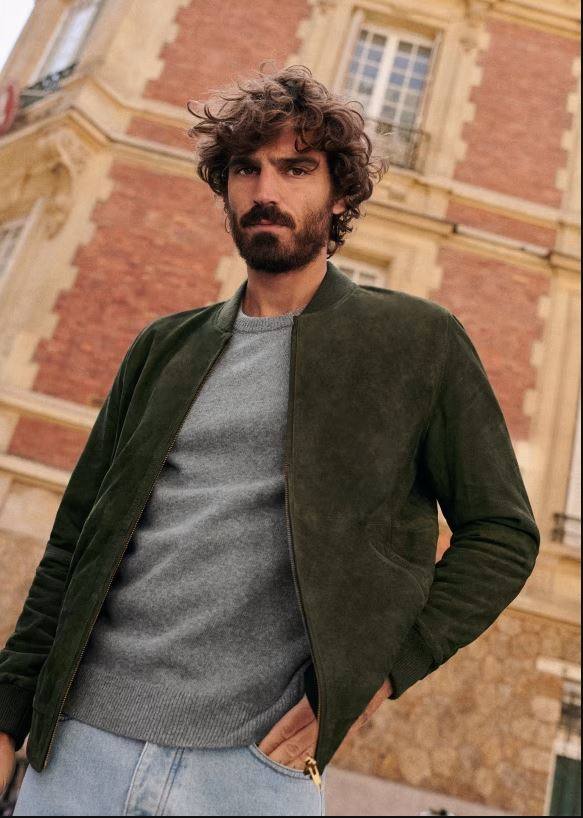 October es la línea masculina de la firma francesa Sézane. Desde 2016 esta marca lleva creando el perfecto fondo de armario para hombre con prendas atemporales que atraviesan el tiempo gracias a una calidad excepcional. Creada en los mejores ateliers se adapta a las estaciones y en sus colecciones hay todo tipo de prendas y accesorios para un hombre moderno y actual. Como esta chaqueta Teddy de ante Harvey en color caqui cuyo precio de venta es de 310 euros