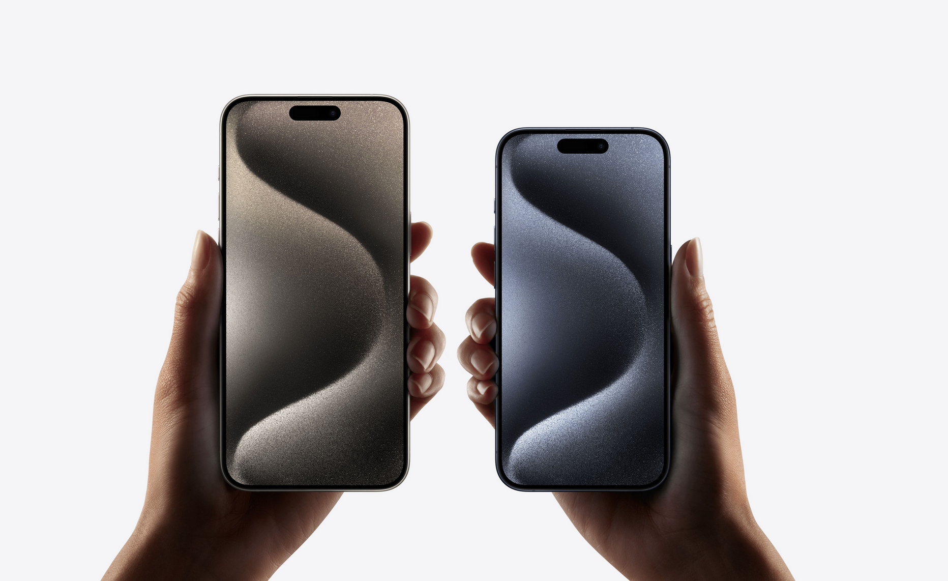 El nuevo iPhone 15 Pro Max con estructura de titanio de calidad aeroespacial es el primer teléfono que puede grabar vídeo en calidad ProRes 4K a 60 cuadros y con perfil Log. Este modelo cuenta con una cámara de 48 megapíxeles que actúa como un zoom de calidad óptica 5X gracias a su innovador sistema de lente prismática, viene con un procesador A17 Pro que permite sacar fotos con un nivel de detalle increíble y que ofrece el mejor rendimiento gráfico que jamás haya tenido un iPhone y con un puerto USB-C, entre otras cosas. Este diseño de Apple ofrece hasta 29 horas de reproducción de vídeo. Su precio va desde los 1469 euros.