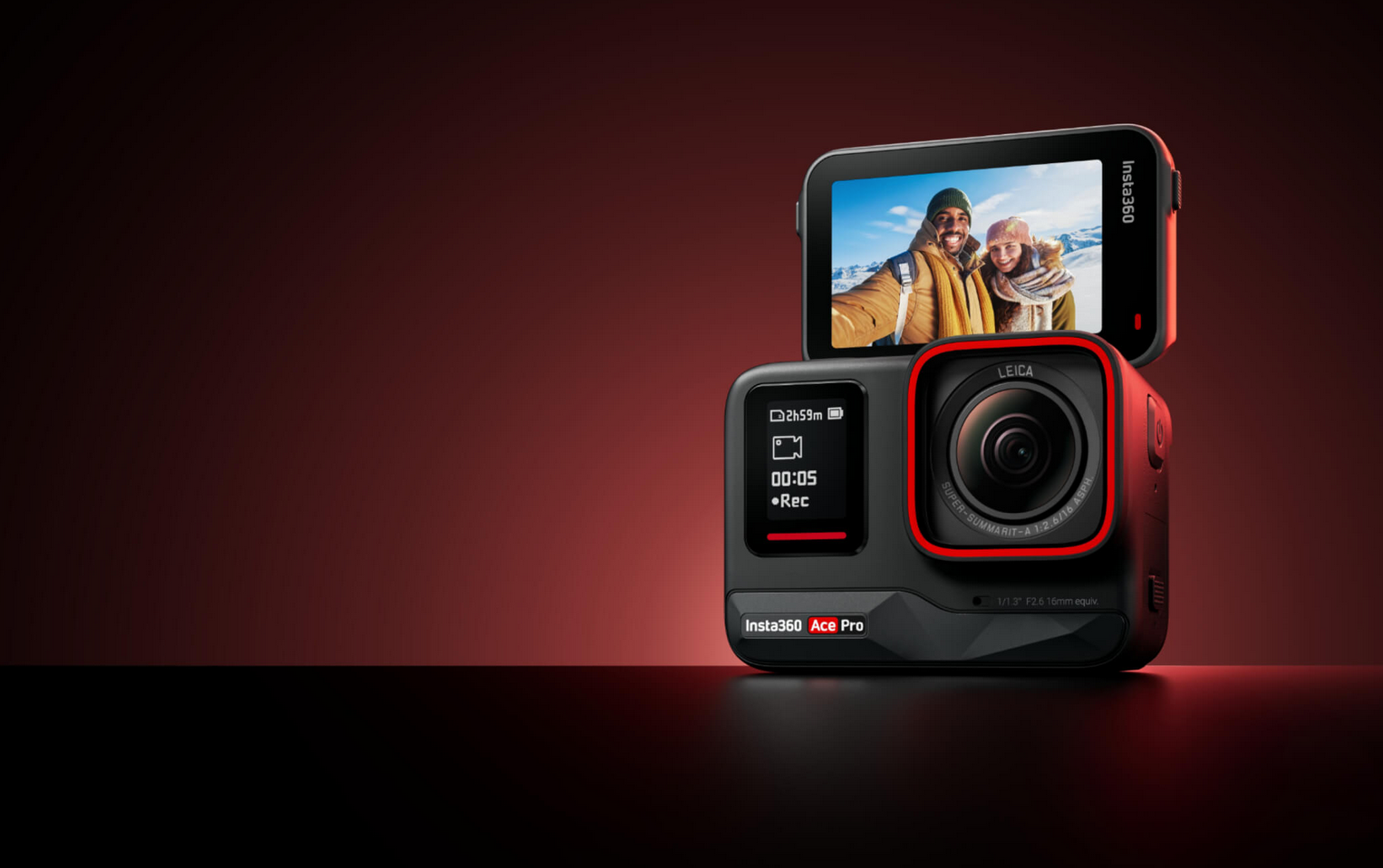Insta360 y Leica han diseñado juntos una nueva cámara de acción inteligente, la Ace Pro. Este novedoso modelo viene con un sensor más grande, de 1/1,3”, que capta más luz y que tiene un mejor rango dinámico, un chip IA de 5nm para un rendimiento excepcional con poca luz a través de PureVideo, una pantalla táctil abatible de 2,4”, estabilización tipo gimbal y Horizon Lock 360 grados para unas imágenes ultra fluidas y control por voz 2.0. Se trata, además, de la primera cámara de acción con integración específica para dispositivos Garmin o Apple Watch que usa una potente Inteligencia Artificial.  Es resistente al agua hasta 10 metros y se carga hasta el 80% en solo 22 minutos. Su precio es de 479,99 euros.