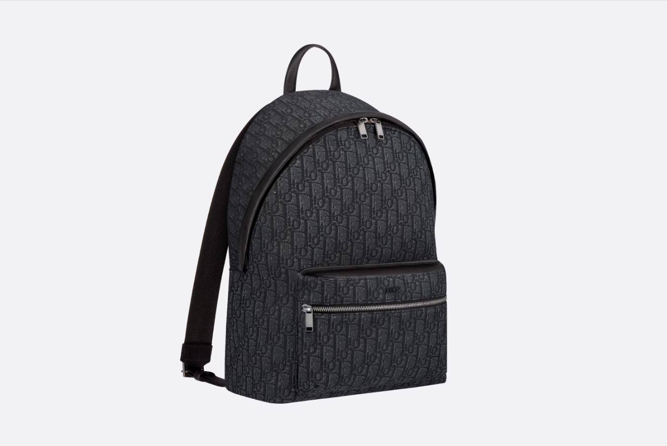 La mochila Rider de Dior presenta una silueta sencilla que recuerda a la clásica mochila para ir al colegio. Este diseño modernizado se ha elaborado en jacquard negro con el motivo Dior Oblique. El cierre de cremallera bidireccional, el amplio bolsillo delantero con cremallera y las correas acolchadas y ajustables la convierten en una mochila fundamental para el día a día. Su precio de venta es de 2.250 euros.