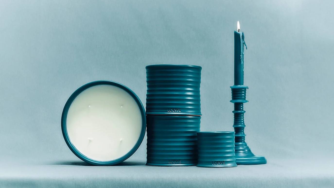 Para los apasionados de los aromas del hogar, la campaña Holidays 2023 de LOEWE Perfumes se presenta como un caleidoscopio de colores e ideas de regalos olfativos inspirados en la naturaleza. LOEWE Home Scents Incense es un nuevo aroma hipnótico que evoca el olor único del incienso: la resina extraída del árbol Boswellia Sacra, una sustancia que se quema a modo de ritual en ceremonias espirituales. Fresco, terroso y cítrico, con notas dulces y duraderas, LOEWE Incense es un aroma para momentos de tranquilidad y rituales de meditación. Disponible como vela perfumada en tres tamaños (desde 85€), como candelabro de cera (115€) y como ambientador en espray (95€).