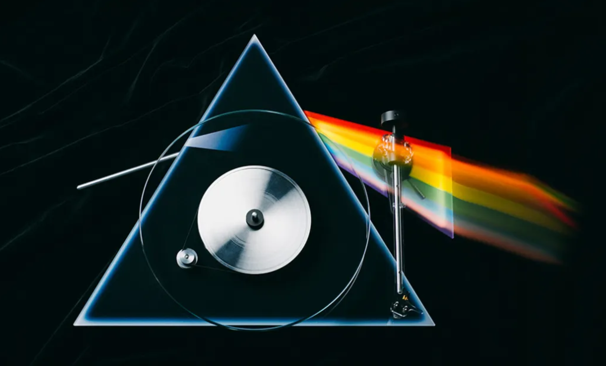 Creado para celebrar el 50 aniversario del álbum de estudio de Pink Floyd, The Dark Side of the Moon, el nuevo tocadiscos de edición limitada de  Pro-Jet presenta un diseño de lo más original que recrea la icónica imagen de la caratula a medida que los discos giran en el plato con un arco iris retroiluminado por LED. Esta joya de coleccionista está elaborada con materiales de alta calidad como el MDF, material denso y resistente conocido por sus propiedades de absorción de resonancias utilizado para el pedestal. Incluye brazo acrílico de 8,6” con resorte antipatinaje, transmisión por correa de precisión con control electrónico de velocidad y conectores RCA chapados en oro. Precio: 1.810 euros.