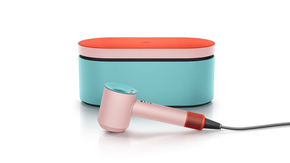 A diferencia de los secadores tradicionales, el secador Dyson Supersonic mide la temperatura del aire 40 veces por segundo para regular la temperatura de salida. Gracias a la tecnología de control inteligente del calor evita los daños causados por el calor extremo, para ayudar a proteger el brillo del cabello. La edición especial Ceramic Pop se ha realizado para celebrar el 25 aniversario de la marca en Japón con un diseño inspirado en los colores de la aspiradora Dyson G-Force, vendida en Japón, el primer país donde se lanzó la tecnología Dyson y tiene un precio de 479€.