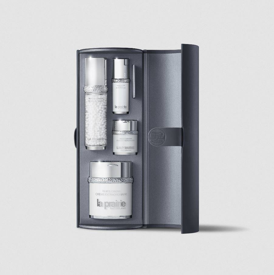 Cualquier apasionado de la belleza sabrá apreciar las bondades de una de las marcas más exclusivas del sector. Para estas fechas, La Prairie propone sus  cofres deluxe para sorprender regalando lo último en belleza de lujo. Disponibles con productos de diferentes colecciones como Platinum Rare o Skin Caviar, también en la gama White Caviar donde proponen el 'Luxury Holiday Ritual' para descubrir la ciencia de la luz. Esta gama de productos  está enriquecida con eficaces moléculas iluminadoras y con la eficacia reafirmante del caviar, un ritual que ayuda a reducir visiblemente las manchas de la edad y dota a la piel de una luminosidad extraordinaria. El set incluye White Caviar pearl infusion (30ml) para reducir rocejes y el tono amarillento de la piel; White Caviar Crème Extraordinaire (60ml) que ayuda a reducir las manchas de la edad; White Caviar essence extraordinaire (10ml) para una hidratación intensa; y White Caviar Eye Extraordinaire (3ml) para restaurar la firmeza del contorno de los ojos. El precio de venta es de 1.460 euros.