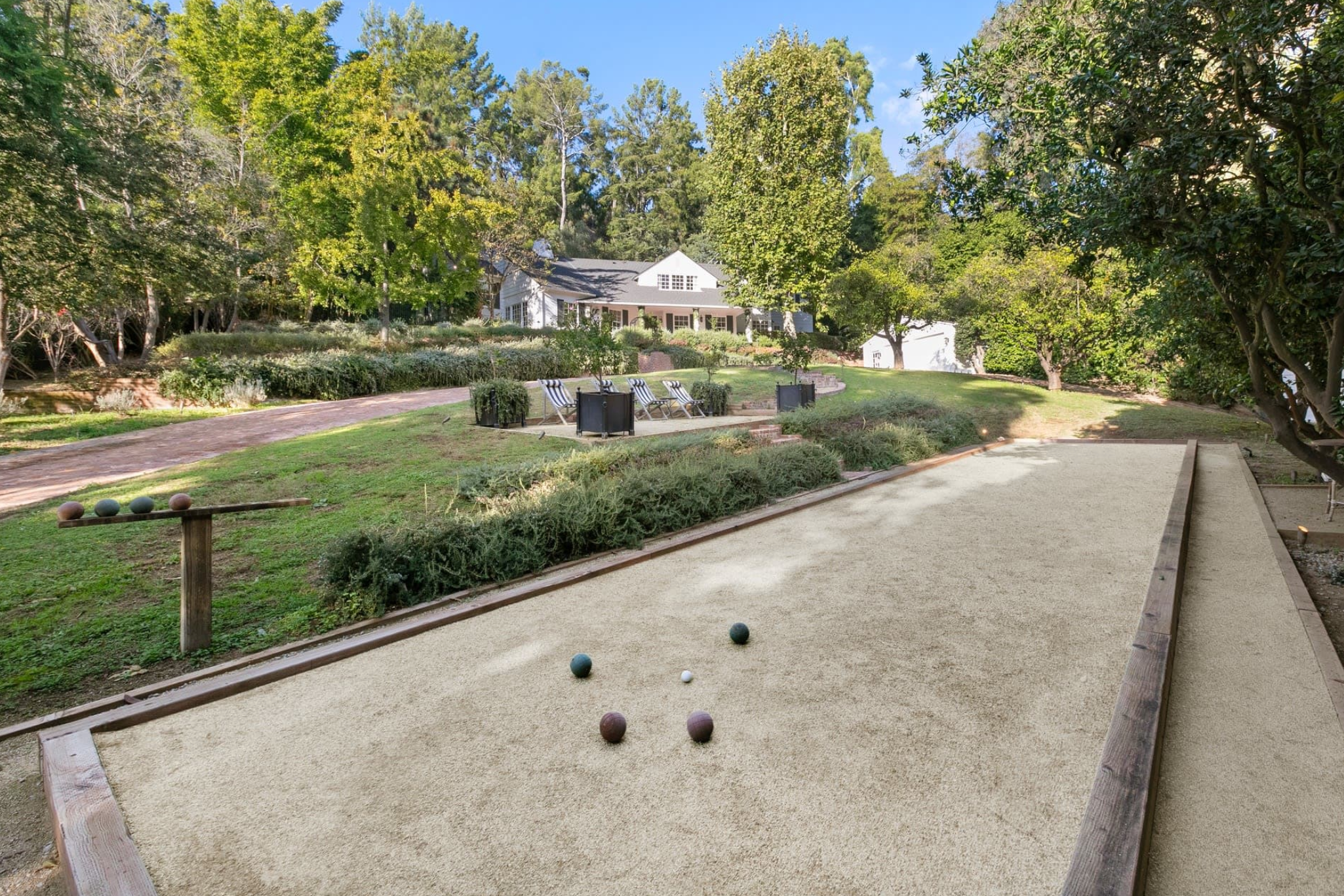 La propiedad incluye, también, un gran jardín con árboles cítricos y una cancha de petanca