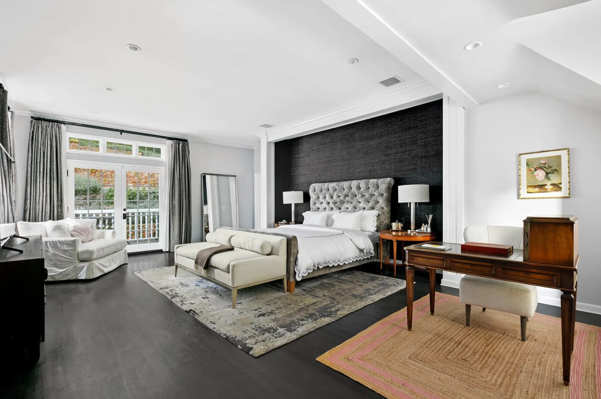 En total, la vivienda dispone de cuatro dormitorios y la suite principal dispone de zona de estar, área de oficina y un gran vestidor