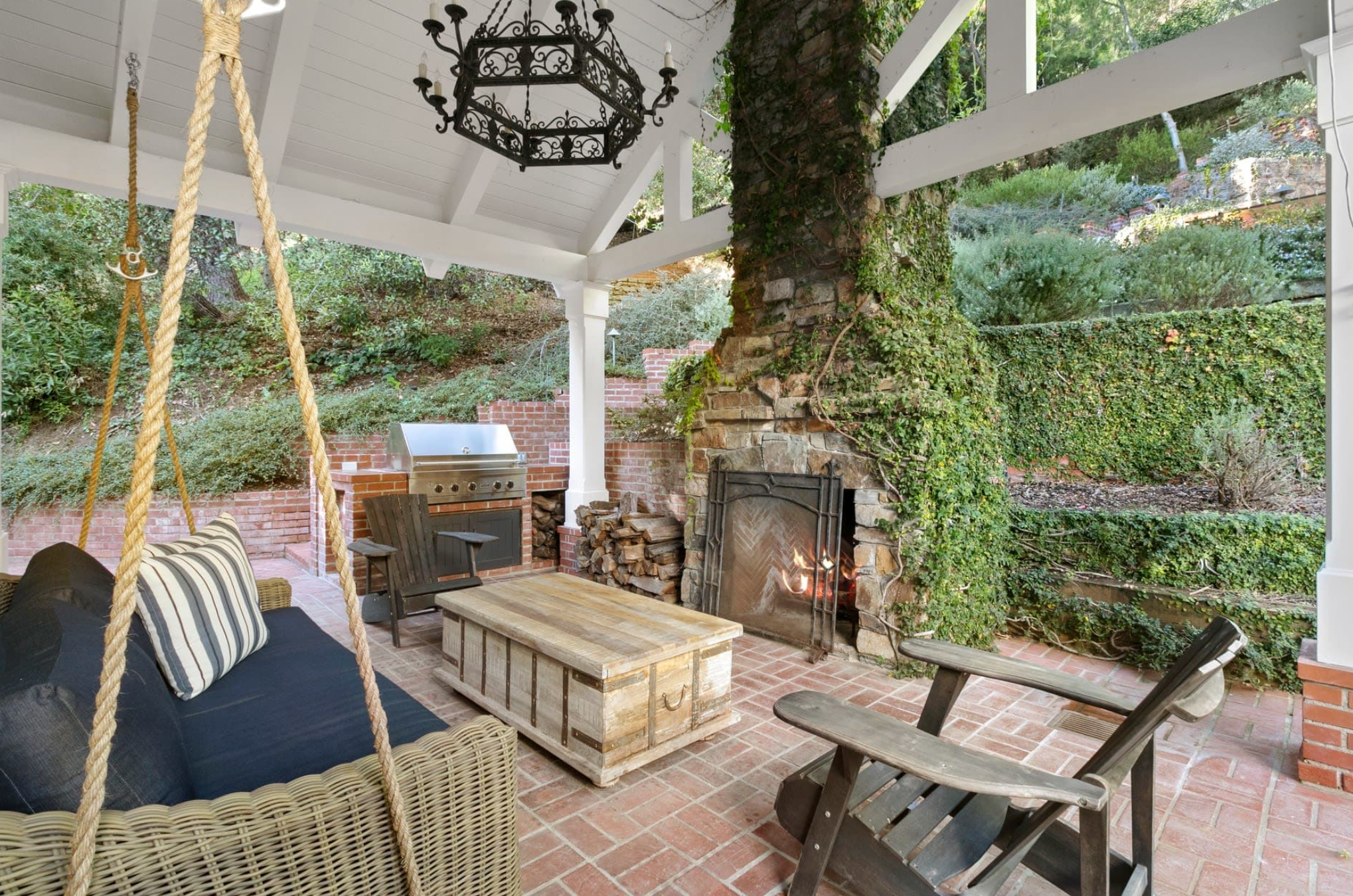 Además, hay varias zonas de comedor al aire libre, una de ellas con barbacoa, chimenea y un original columpio sofá personalizado