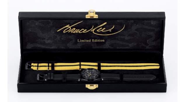 Este reloj viene en un estuche personalizado con la firma de Bruce Lee