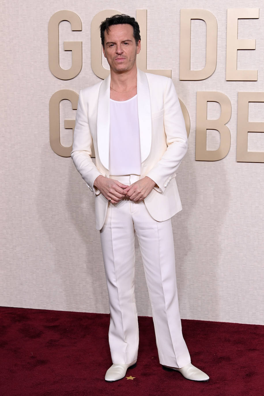 Andrew Scott también se decantó por un look en blanco, con camiseta. 