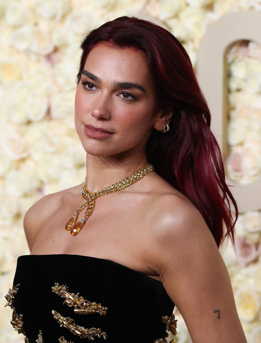 Dua Lipa combinó su vestido Schiaparelli con un collar 'vintage' de Tiffany & Co de 1962.