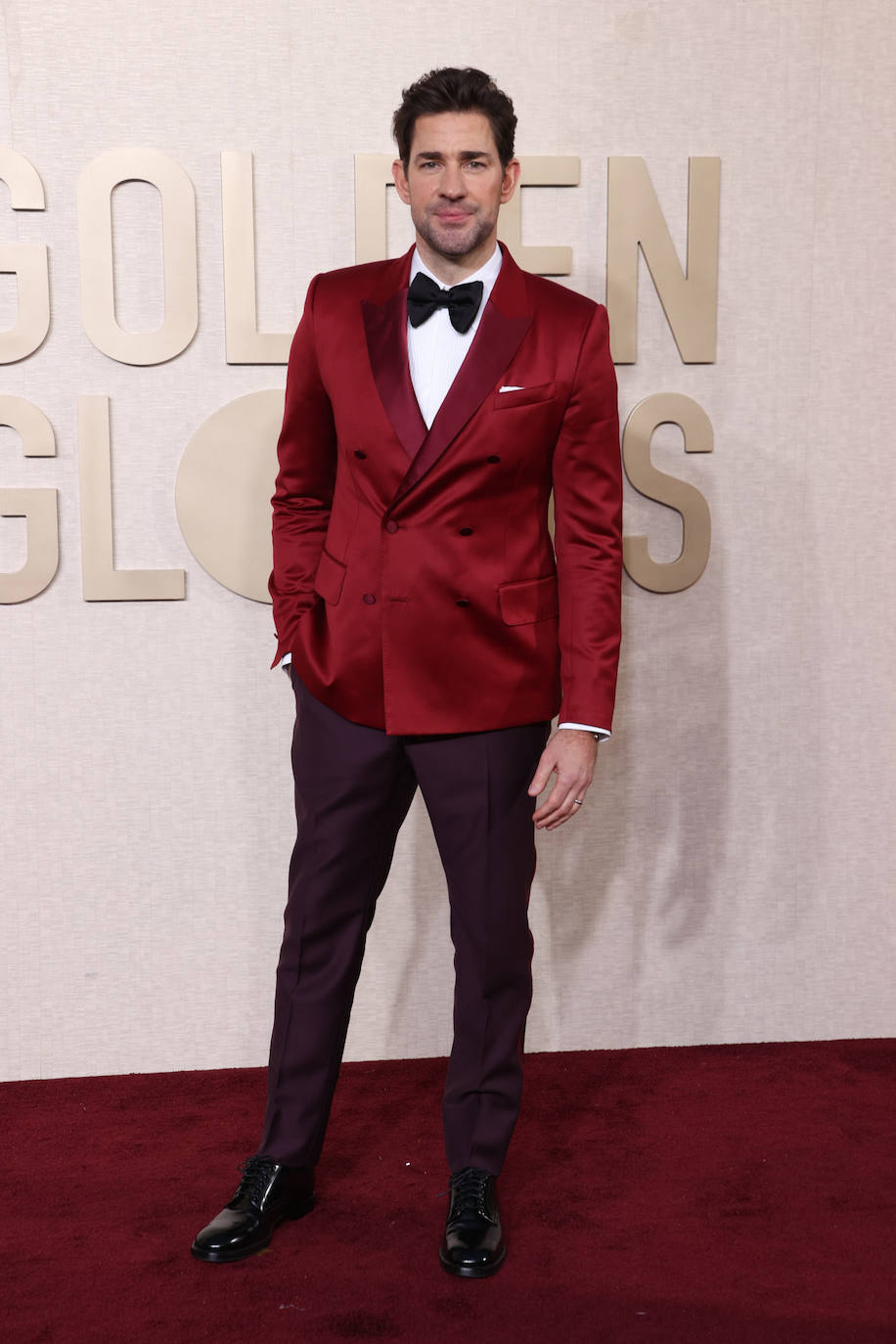 John Krasinski puso la nota de color con esmoquin en rojo. 