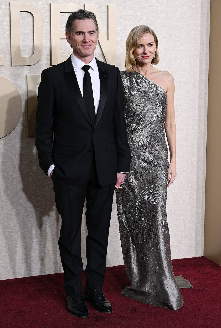 Billy Crudup, que posé con su esposa Naomi Watts, eligió un traje clásico negro con corbata. 