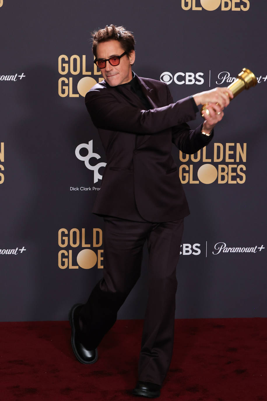 Robert Downey Jr se decantó por un look en negro para recoger su Globo de Oro por Oppenheimer. El actor lució un traje a medida de Dior Men confeccionado en lana y seda, con camisa de algodón y botas con cordones de cuero. 