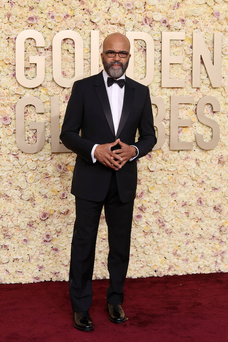 Jeffrey Wright optó por el clásico esmoquin con solapas brillantes en negro y camisa blanca de Dior Men. 