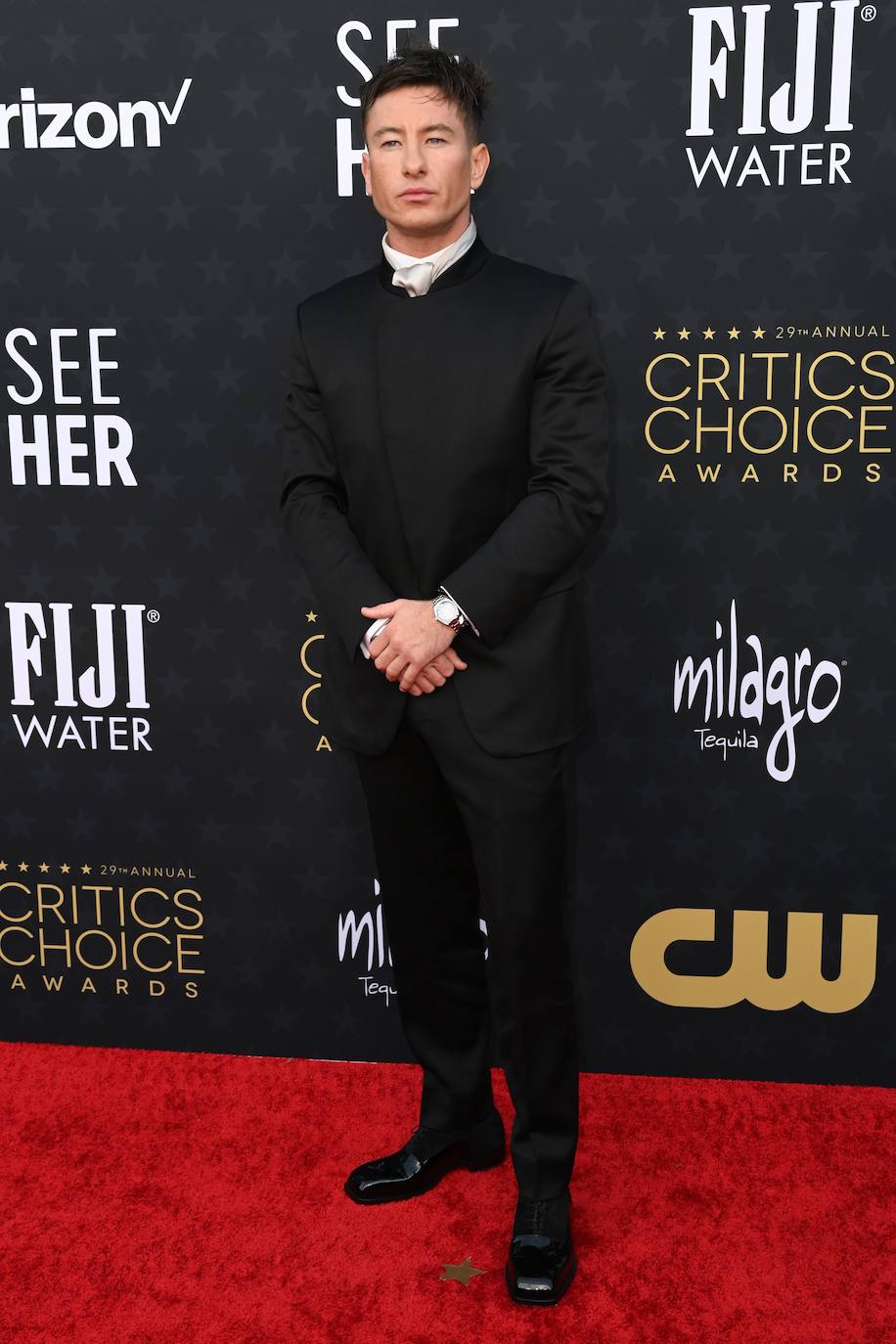 También de color negro pero con un traje que marca la diferencia Barry Keoghan aportó su toque personal con un traje de chaqueta minimalista de ZEGNA que combinó con zapatos de Christian Louboutin. 