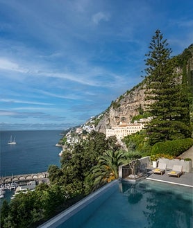 Imagen secundaria 2 - El exclusivo hotel ofrece unas espectaculares vistas a la costa Amalfitana, así como todo tipo de experiencias exclusivas con gimnasio al aire libre, piscina infinita o suites con jacuzzi en la terraza. 