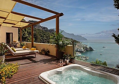 Imagen secundaria 1 - El exclusivo hotel ofrece unas espectaculares vistas a la costa Amalfitana, así como todo tipo de experiencias exclusivas con gimnasio al aire libre, piscina infinita o suites con jacuzzi en la terraza. 