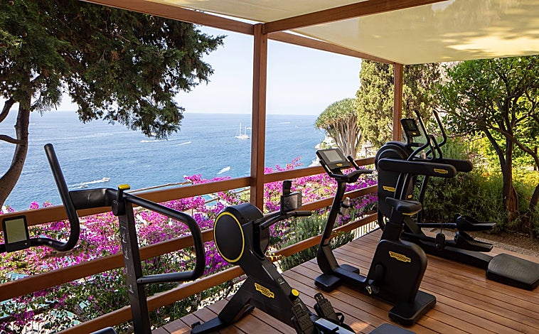 Imagen principal - El exclusivo hotel ofrece unas espectaculares vistas a la costa Amalfitana, así como todo tipo de experiencias exclusivas con gimnasio al aire libre, piscina infinita o suites con jacuzzi en la terraza. 