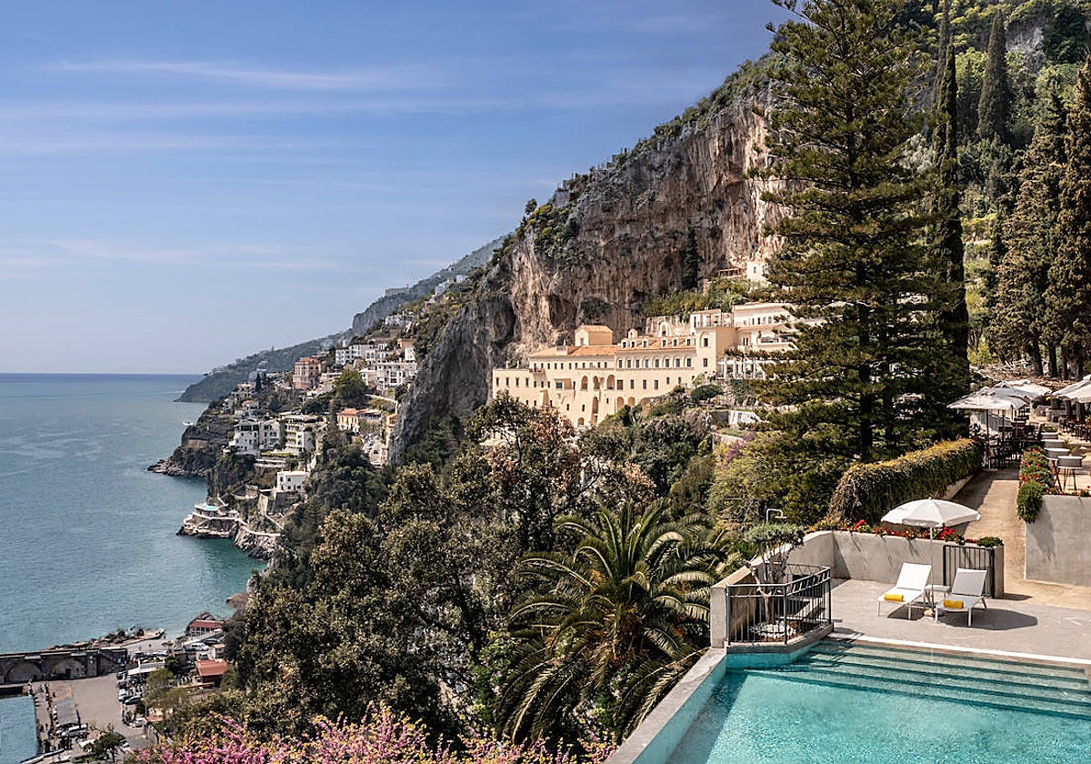 El hotel en el que Jordi Evole entrevista a C. Tangana se encuentra en Italia, en un acantilado de la costa Amalfitana.