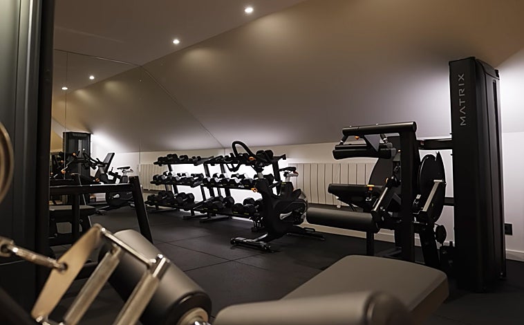 Imagen principal - Así son el gimnasio y la terraza descubierta.