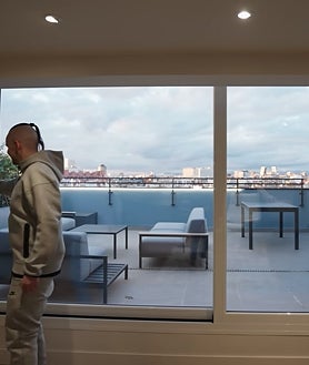 Imagen secundaria 2 - Así es el dormitorio y la terraza del dúplex.