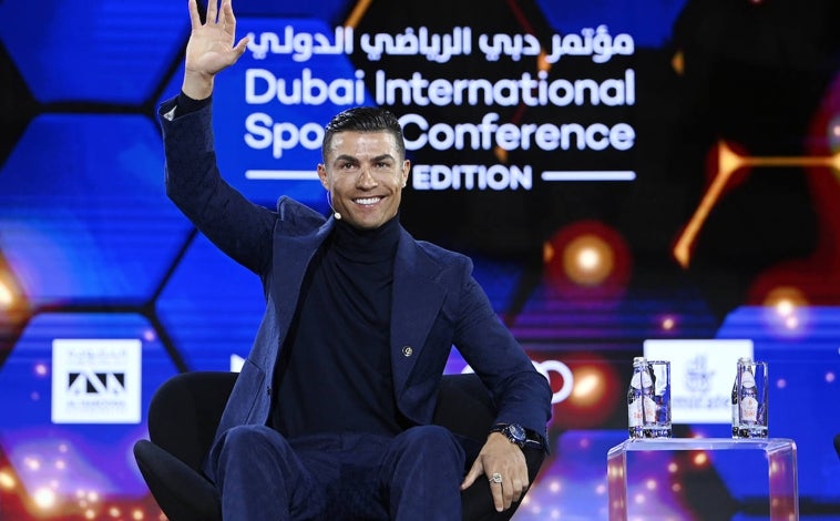 Imagen principal - Cristiano Ronaldo lució su reloj de Jacob & Co. también durante los Dubai Globe Soccer Awards 2024