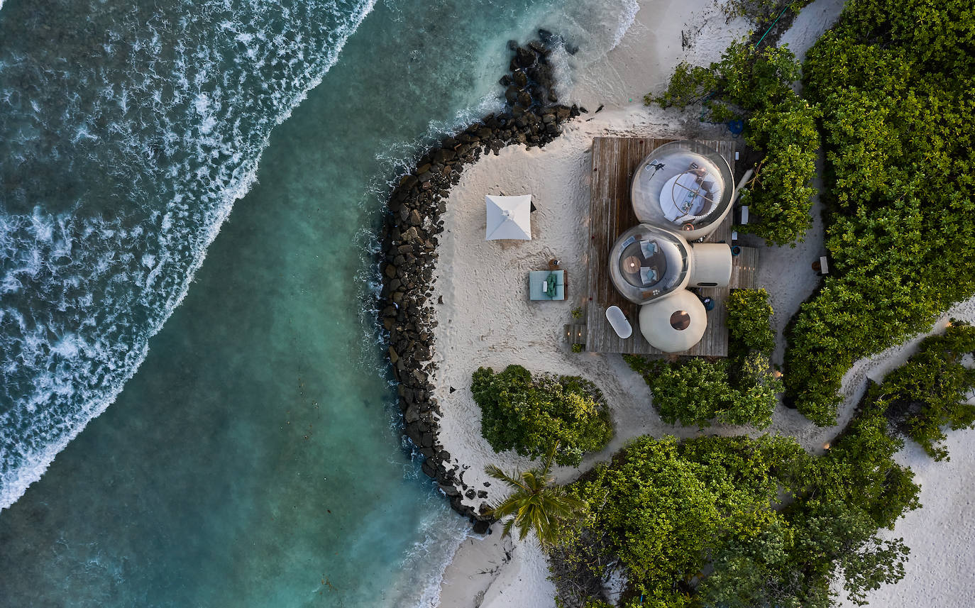 La excusa perfecta para regalar una escapada soñada como la que propone, Seaside Finolhu Baa Atoll, un hotel paradisíaco en las islas Maldivas que entre sus propuestas para esta fecha incluye noches bajo el manto de estrellas de las Maldivas, cenas en la playa o sesiones de Spa. Este hotel reabrió en noviembre de 2020 después de una completa reforma. Se extiende a través de cuatro islas de playas interminables y tiene 125 villas frente a la playa y sobre el agua (más de la mitad con piscina privada), cuatro restaurantes, spa y la primera Beach Bubble de las Islas Maldivas.