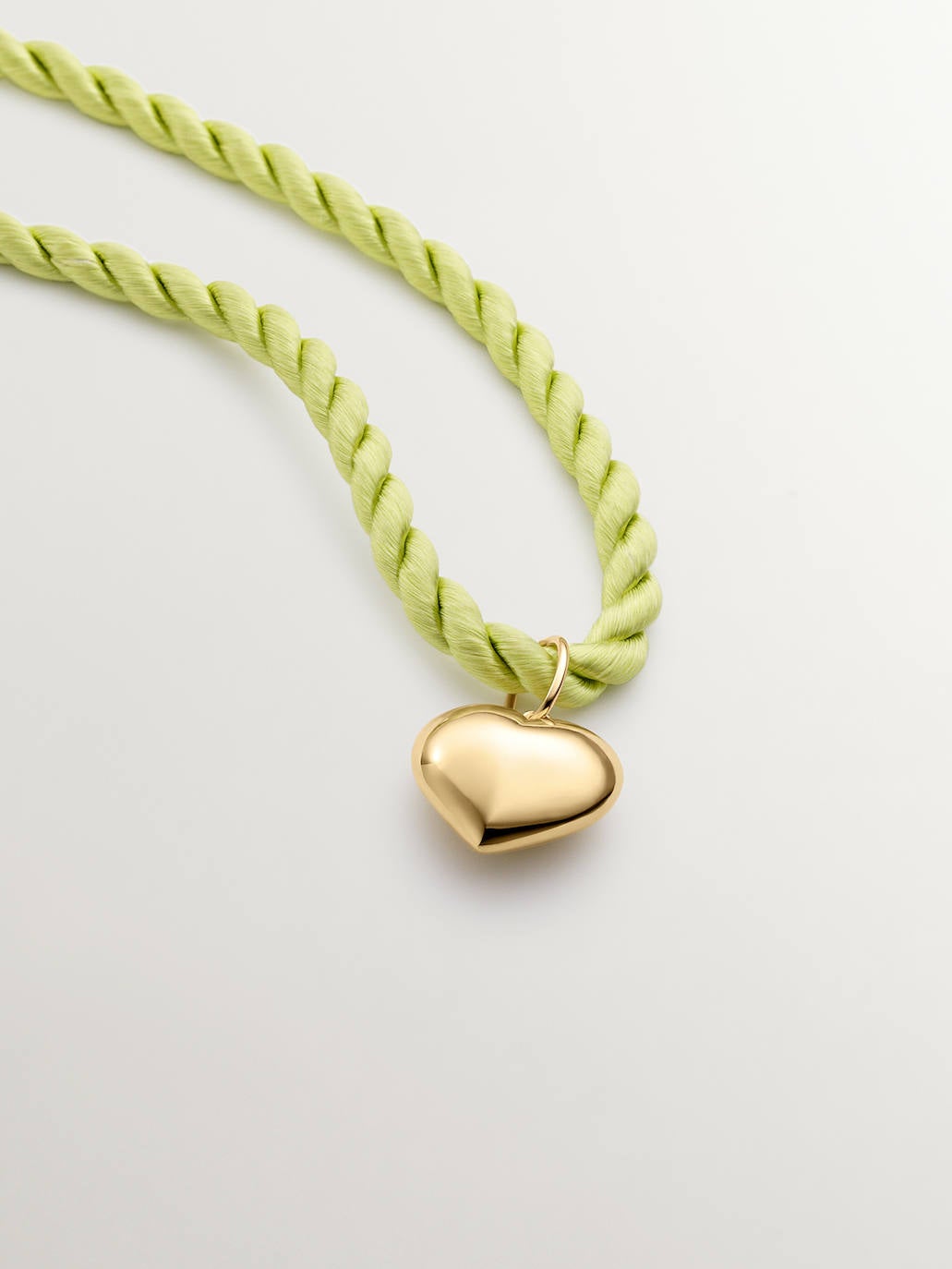 Aristocrazy traslada el concepto de amor universal al mundo de la joyería con su nueva colección especial para San Valentín llena de seductoras propuestas para "que todo el mundo pueda atreverse a ser quien quiera ser, a amar a quien ame y a expresar sus sentimientos sin cortapisas, en busca de su versión más interesante, sofisticada y libre", según cuentan desde la marca. La colección especial de Aristocrazy para el día más romántico del año tiene al corazón como protagonista, un símbolo universal reinventado a través de rompedores diseños aptos para todo tipo de personas y estilos. Como este collar de plata bañado en oro con cordón de seda en distintos colores perteneciente a una edición limitada.  Precio: 199 euros. 