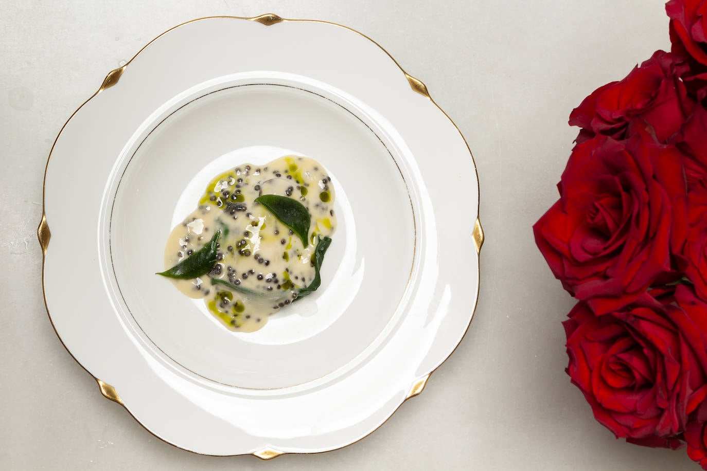 Y siguiendo por conquistar el estómago, una visita al restaurante Amós (ubicado en el hotel Rosewood Villamagna) hará sin duda las delicias de cualquier apasionado 'foodie'. Aquí, el próximo 14 de febrero tanto en comida como en cena, se ofrecerá un menú elaborado por el chef Jesús Sánchez (Tres Estrellas Michelin, Cenador de Amós) con motivo del día de San Valentín. Una propuesta que incluirá platos como la Ostra tibia con Caviar, Carabinero Crujiente, Corazón de Solomillo, Alcachofa rellena de perdiz o el Steak Tartar con anchoa y caviar. Y un sugerente postre de chocolate etéreo con lámina de oro. Además, la propuesta incluye un cuidado maridaje especialmente pensado para la ocasión y seleccionado por el equipo de Amós. Para una experiencia más exclusiva, todos los clientes del restaurante podrán disfrutar de servicio de valet parking y 2 horas de parking gratuito a su llegada a la recepción del hotel. Precio: 165 euros