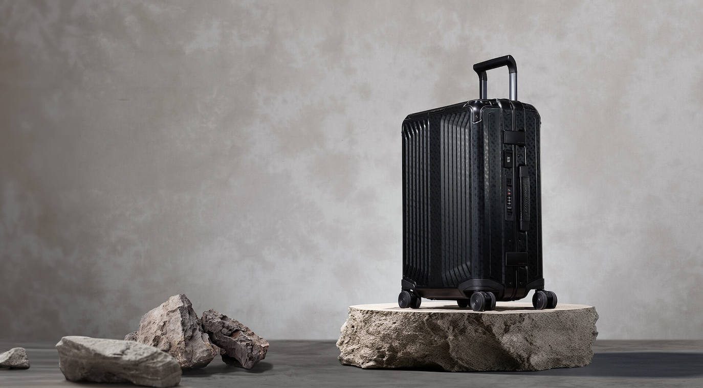 Hugo Boss y Samsonite han lanzado una nueva colección de maletas con una colaboración que nace a raíz de unos valores compartidos, dando como resultado un producto de alta calidad diseñado cuidadosamente para ofrecer experiencias de viaje inolvidables. Los viajeros más apasionados estarán encantados de viajar con una de estas maletas cuyo diseño muestra autodeterminación y un proceso de sastrería únicos. Precio: 900 euros / 55 cm